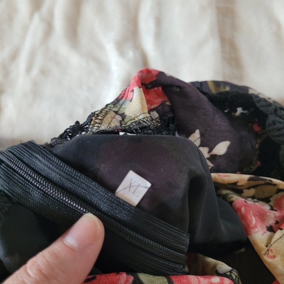 Dress with flowers and lace details - Picture 5 of 6